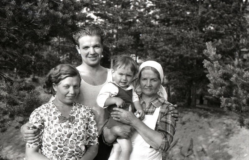 Mees kahe naise ja väikse lapsega mändide vahel (Siina rahvas)