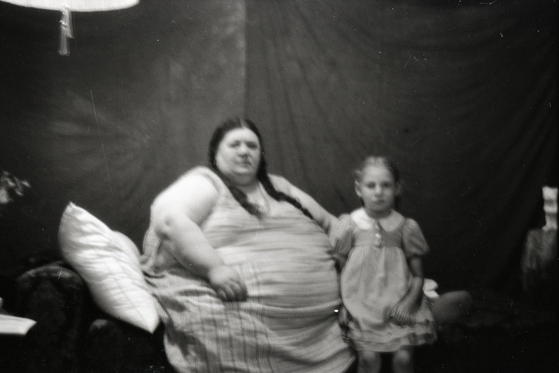 Alviine Pedriks (30.07.1893-27.09.1938) ja patsidega tüdruk voodil istumas