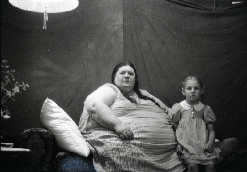 Alviine Pedriks (30.07.1893-27.09.1938) ja patsidega tüdruk voodil istumas