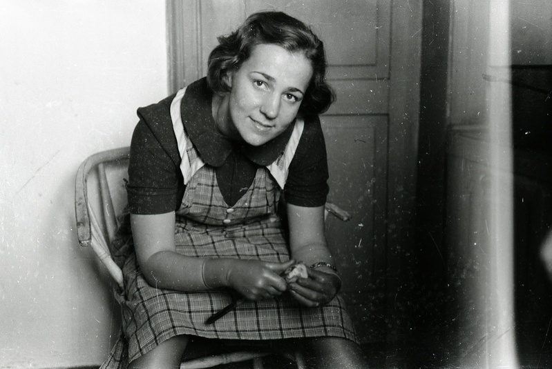 Naine kartuleid koorimas