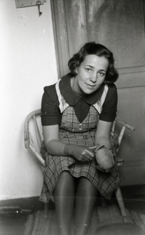 Naine kartuleid koorimas