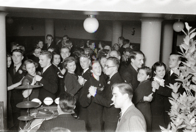 Inimesed tantsimas (arstiteadlaste koosviibimine Toomkohvikus)