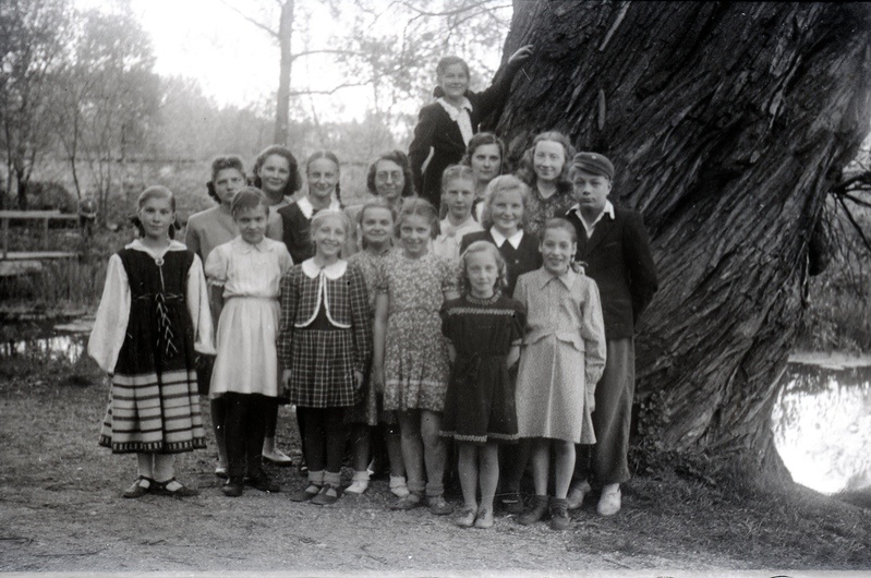 Klaveriõpetaja Ida Kald koos Tartu muusikakursuste õpilastega Tartu botaanikaaias 1951. aastal