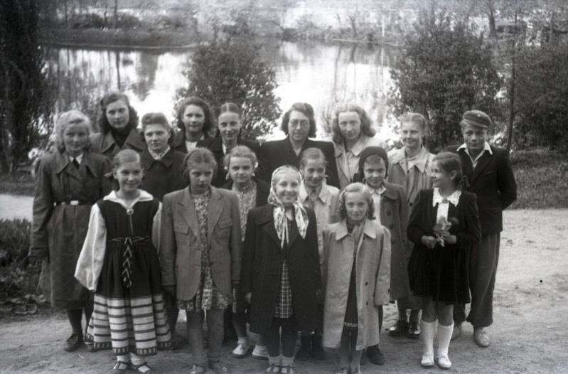 Klaveriõpetaja Ida Kald koos Tartu muusikakursuste õpilastega Tartu botaanikaaias 1951. aastal