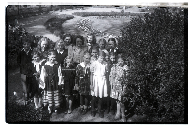 Klaveriõpetaja Ida Kald koos Tartu muusikakursuste õpilastega Tartu botaanikaaias 1951. aastal