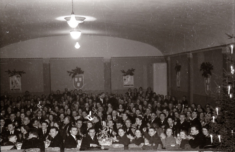 Inimesed saalis peolaudade ümber (Trükikodade Mattiesen ja Ilutrükk ühine jõulupidu 23. detsembril 1938)