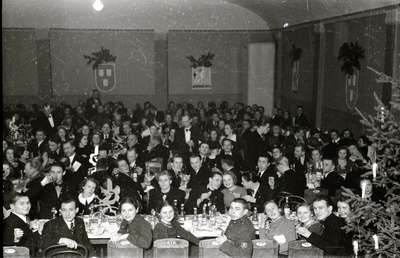 Inimesed saalis peolaudade ümber (Trükikodade Mattiesen ja Ilutrükk ühine jõulupidu 23. detsembril 1938)  similar photo