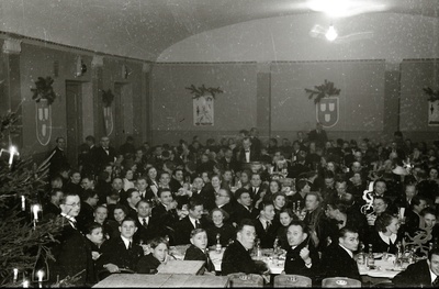Inimesed saalis peolaudade ümber (Trükikodade Mattiesen ja Ilutrükk ühine jõulupidu 23. detsembril 1938)  similar photo