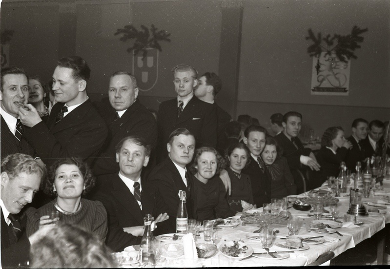 Inimesed peolaua ääres (Trükikodade Mattiesen ja Ilutrükk ühine jõulupidu 23. detsembril 1938)