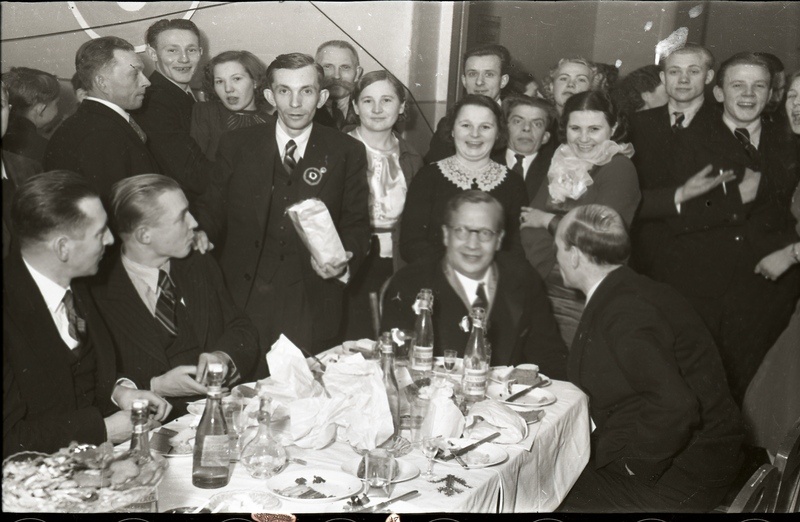 Inimesed peolaua ääres (Trükikodade Mattiesen ja Ilutrükk ühine jõulupidu 23. detsembril 1938)