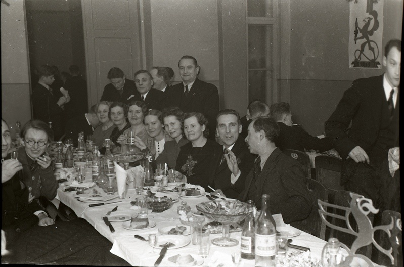 Inimesed peolaua ääres (Trükikodade Mattiesen ja Ilutrükk ühine jõulupidu 23. detsembril 1938)