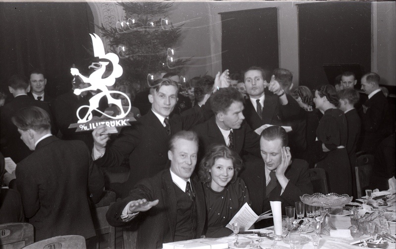 Inimesed peolaua ääres (Trükikodade Mattiesen ja Ilutrükk ühine jõulupidu 23. detsembril 1938)