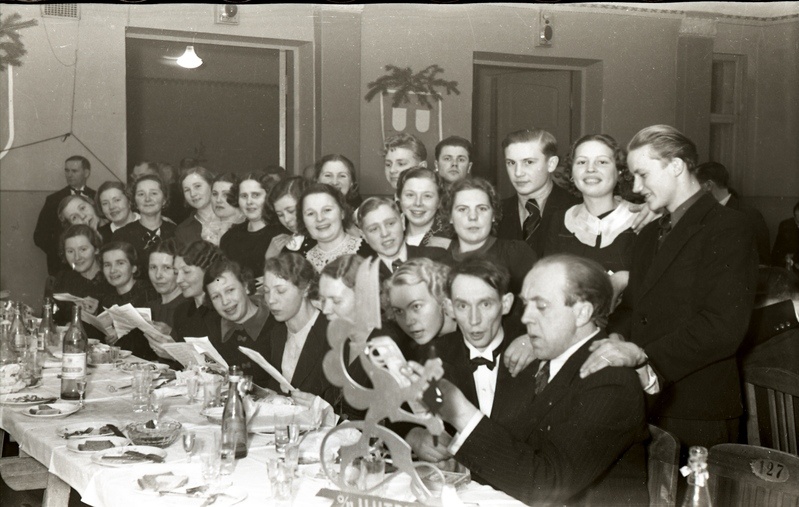 Inimesed peolaua ääres laulmas (Trükikodade Mattiesen ja Ilutrükk ühine jõulupidu 23. detsembril 1938)