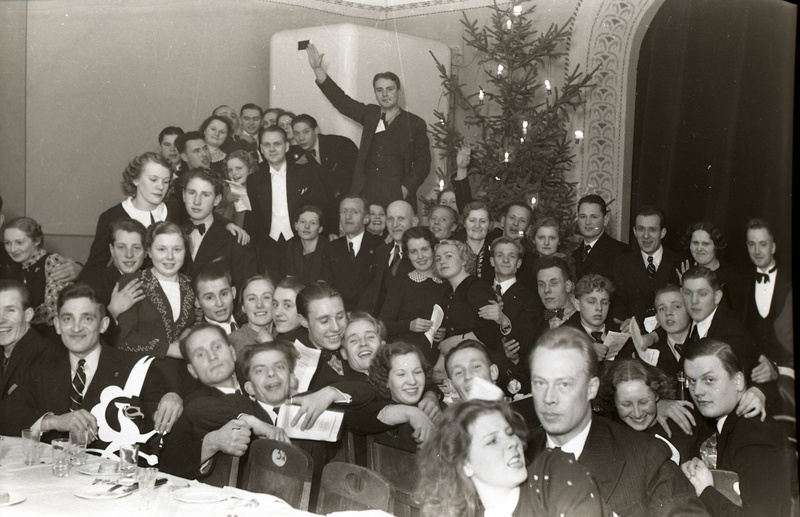 Grupipilt jõulupuu juures (Trükikodade Mattiesen ja Ilutrükk ühine jõulupidu 23. detsembril 1938)