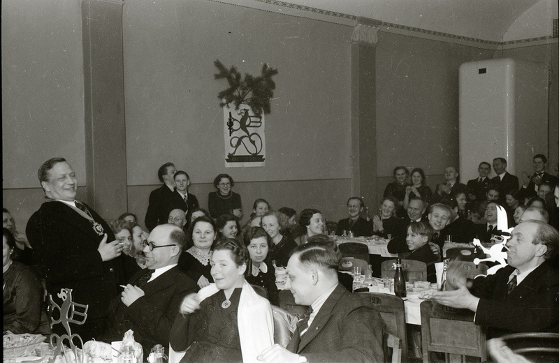 Inimesed peolaudade ääres (Trükikodade Mattiesen ja Ilutrükk ühine jõulupidu 23. detsembril 1938)
