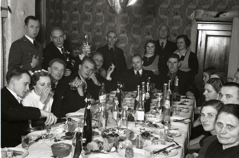Inimesed peolaua ümber (hr Jutti pulm Jürgensi juures)