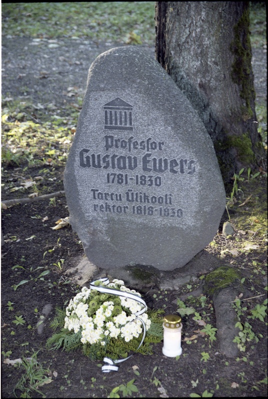 Külalisprofessor TÜ aulas ja TÜ kalmistupäev septembris 1997