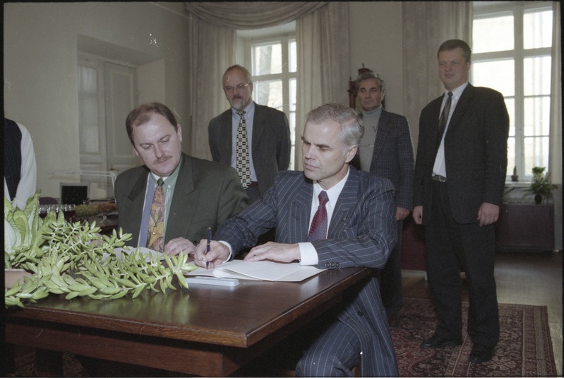 TÜ majandusteaduskonna uue maja lepingu allkirjastamine novembris 1997