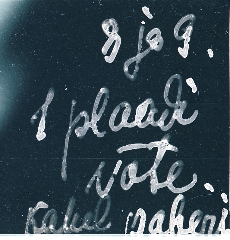 Kaadrile kirjutatud "8. ja 9. 1 plaadi võte kahel paberi "