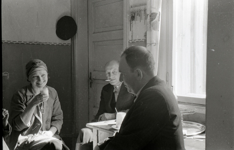 Elmar Kald mehe ja naisega köögilaua taga istumas