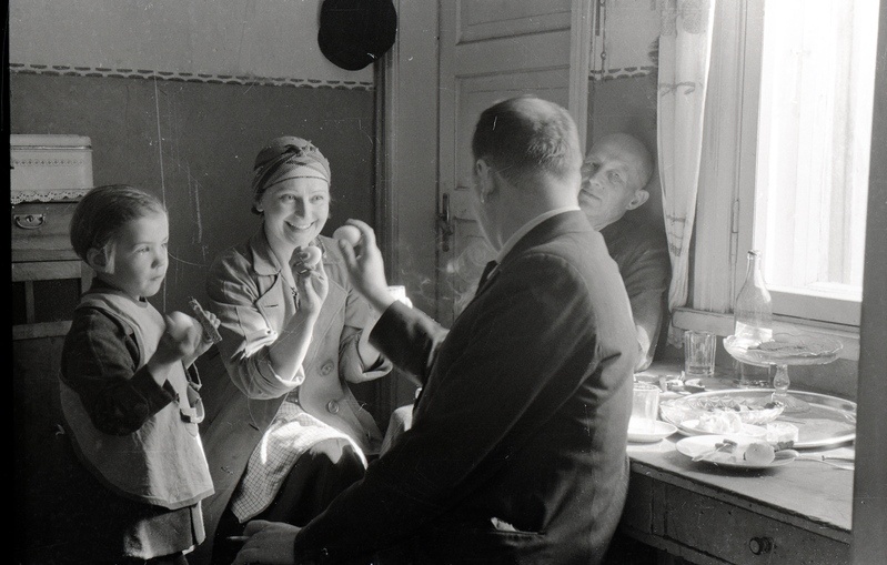 Elmar Kald, naine, mees ja laps köögilaua ääres mune koksimas (lihavõtted?)