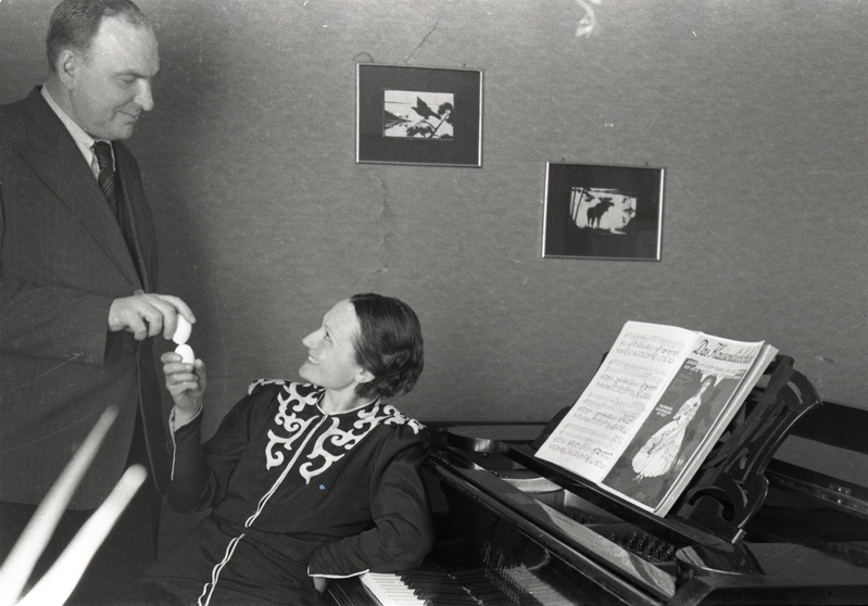 Elmar Kald ja naine klaveri juures mune koksimas (lihavõtted?)