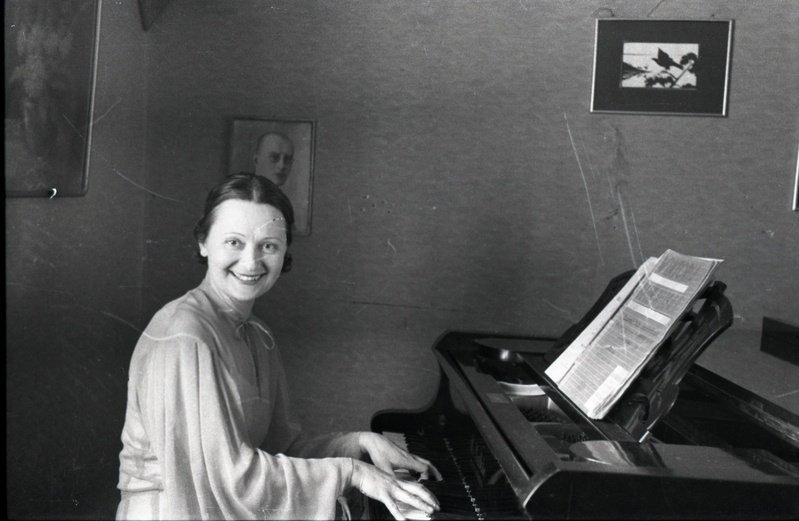 Naine klaverit mängimas