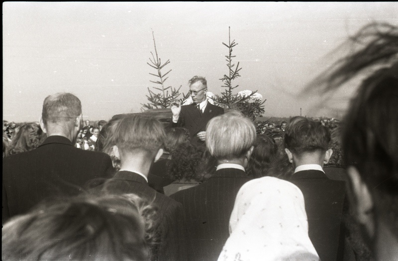 Richard Ritsing kõnelemas (Rõngu?) (Aleksander Läte matus)
