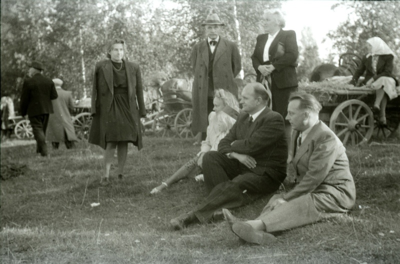 Inimesed murul istumas ja seismas (Rõngu?) (Aleksander Läte matus)