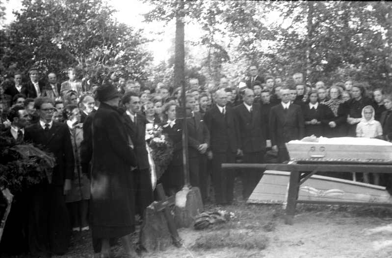Inimesed kalmistul kirstu ümber seismas (Rõngu?) (Aleksander Läte matus)