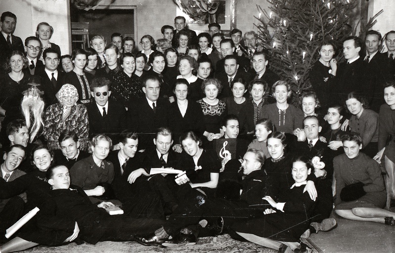 Grupipilt jõuluvanaga jõulupuu juures (Tartu Muusikooli jõulupidu 19. detsembril 1938)