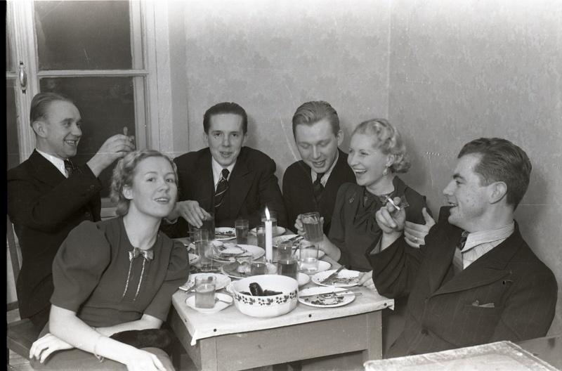 Inimesed peolaua taga istumas (Tartu Muusikooli jõulupidu 19. detsembril 1938)