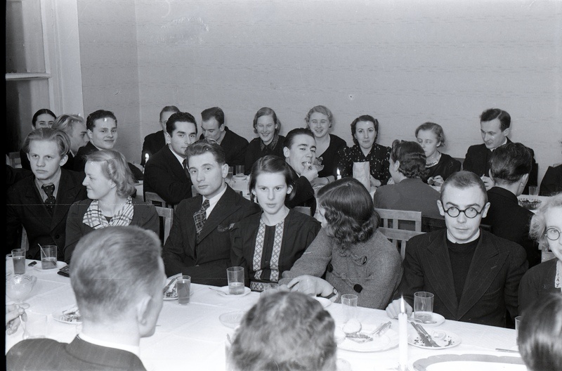 Inimesed peolaudade taga istumas (Tartu Muusikooli jõulupidu 19. detsembril 1938)