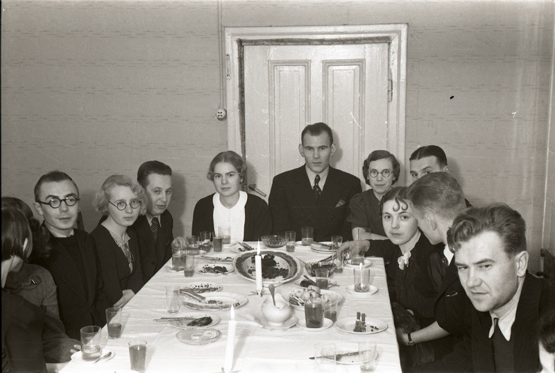 Inimesed peolaua taga istumas (Tartu Muusikooli jõulupidu 19. detsembril 1938)