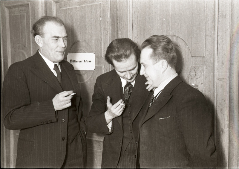 Heino Eller (vasakul) ja kaks meest suitsetamas (Tartu Muusikooli jõulupidu 19. detsembril 1938)