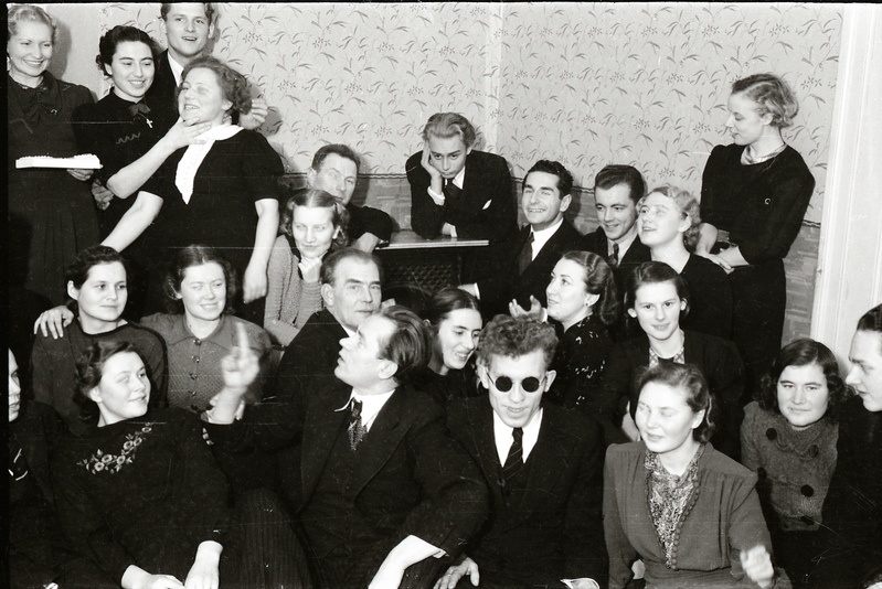 Grupipilt vaibal (Tartu Muusikooli jõulupidu 19. detsembril 1938)