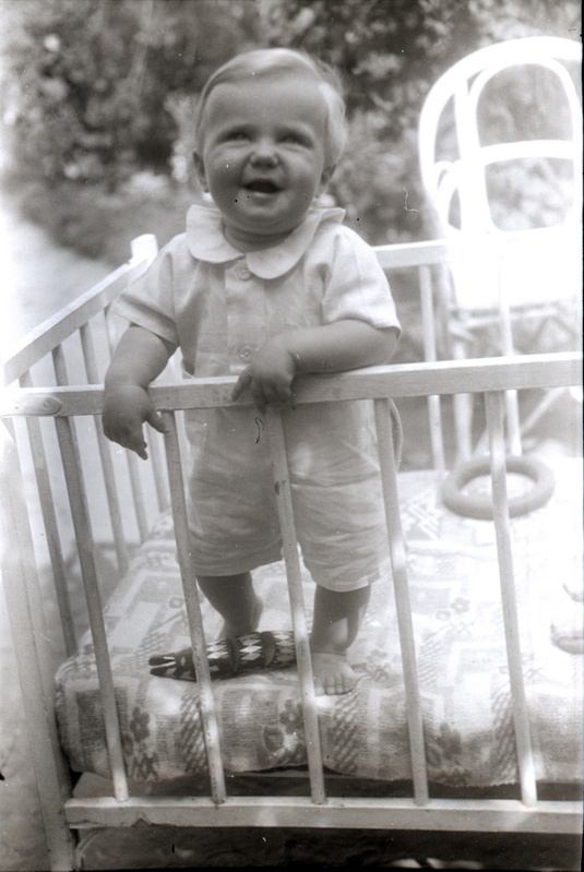 Väike laps võrevoodis õues