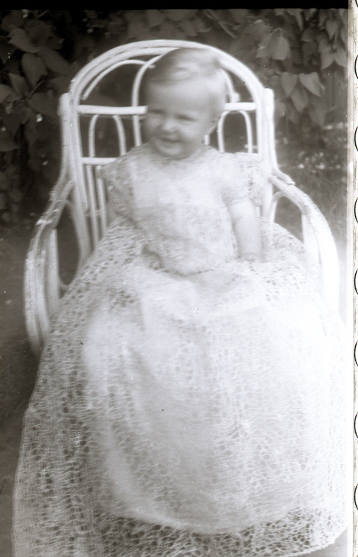 Väike laps toolil istumas