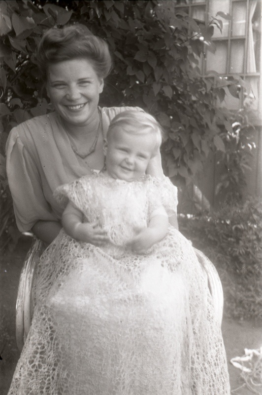 Naine väikse lapsega toolil istumas