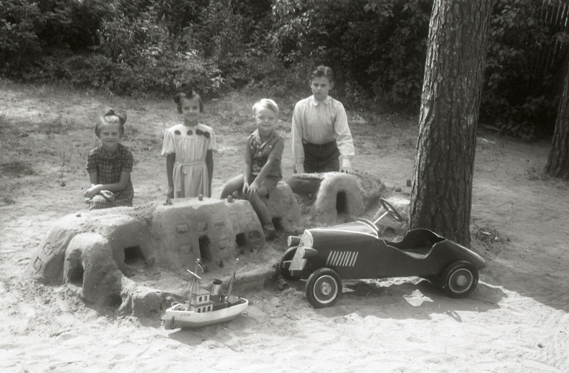 Neli last õues mängimas