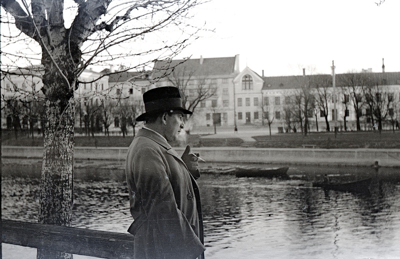 Elmar Kald Emajõe ääres seismas ja suitsetamas