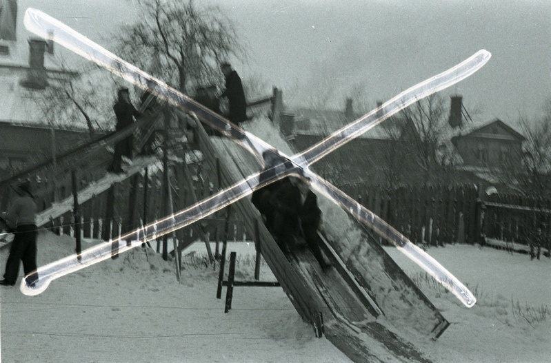 Poeglastekooli õpilased Tartu Peetri kiriku juures asuval liuväljal kelgutamas (kaader ristiga maha tõmmatud)