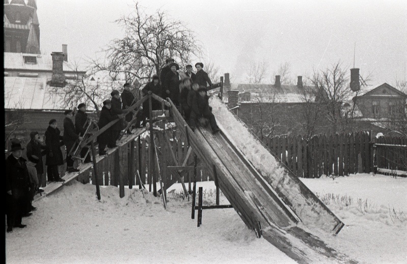Poeglastekooli õpilased Tartu Peetri kiriku juures asuval liuväljal kelgutamas
