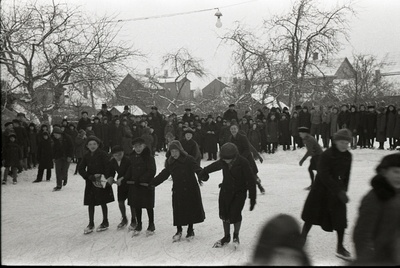 Poeglastekooli õpilased Tartu Peetri kiriku juures asuval liuväljal uisutamas ja uisuvälja ääres seismas  similar photo