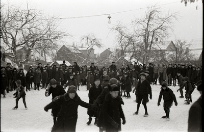 Poeglastekooli õpilased Tartu Peetri kiriku juures asuval liuväljal uisutamas ja uisuvälja ääres seismas  similar photo