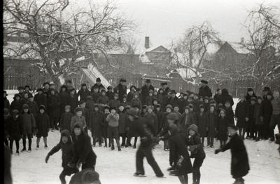 Poeglastekooli õpilased Tartu Peetri kiriku juures asuval liuväljal uisutamas ja uisuvälja ääres seismas  similar photo