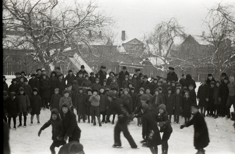 Poeglastekooli õpilased Tartu Peetri kiriku juures asuval liuväljal uisutamas ja uisuvälja ääres seismas