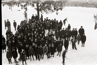 Poeglastekooli õpilased Tartu Peetri kiriku juures asuval liuväljal seismas, grupipilt  similar photo