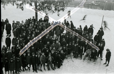 Poeglastekooli õpilased Tartu Peetri kiriku juures asuval liuväljal seismas, grupipilt (kaader ristiga maha tõmmatud)  similar photo