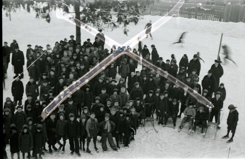 Poeglastekooli õpilased Tartu Peetri kiriku juures asuval liuväljal seismas, grupipilt (kaader ristiga maha tõmmatud)